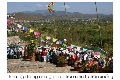 Khu tập trung nhà ga cáp treo nhìn từ trên xuống